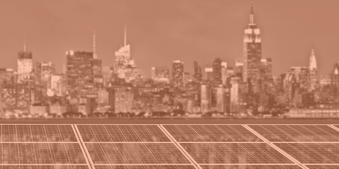 Horizonte de la ciudad de Nueva York con paneles solares en primer plano - NYSERDA Clean Energy Challenge
