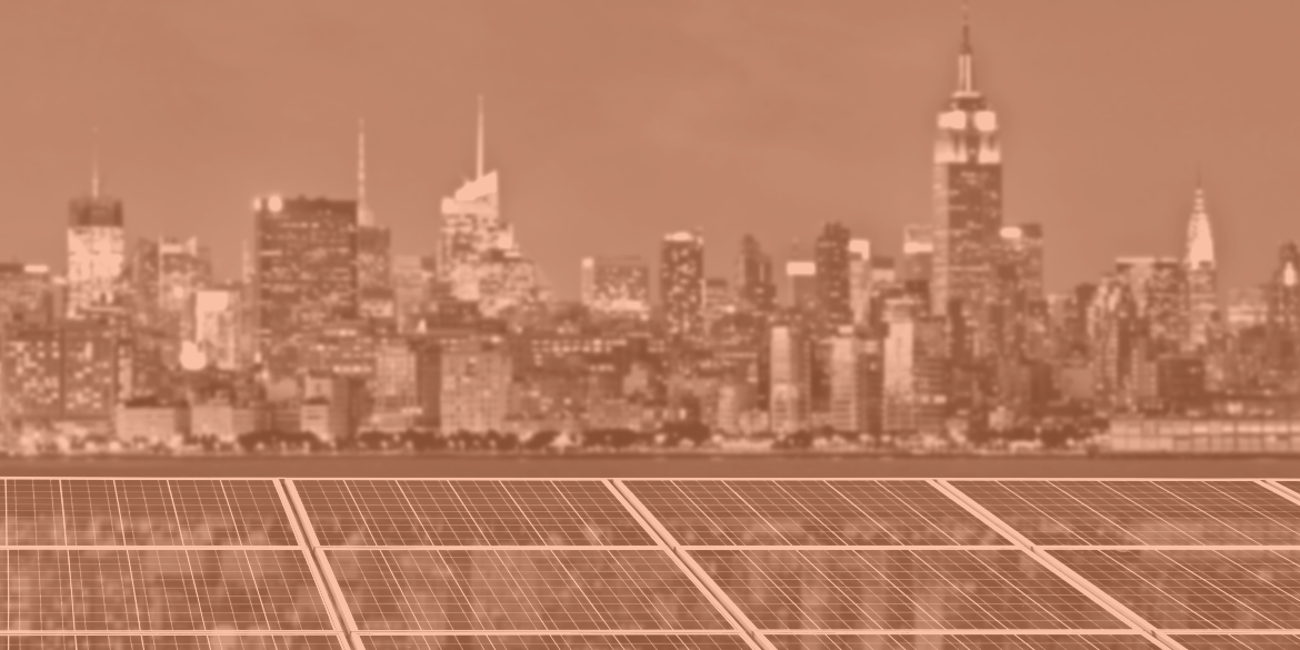 Ligne d'horizon de la ville de New York avec des panneaux solaires au premier plan - NYSERDA Clean Energy Challenge